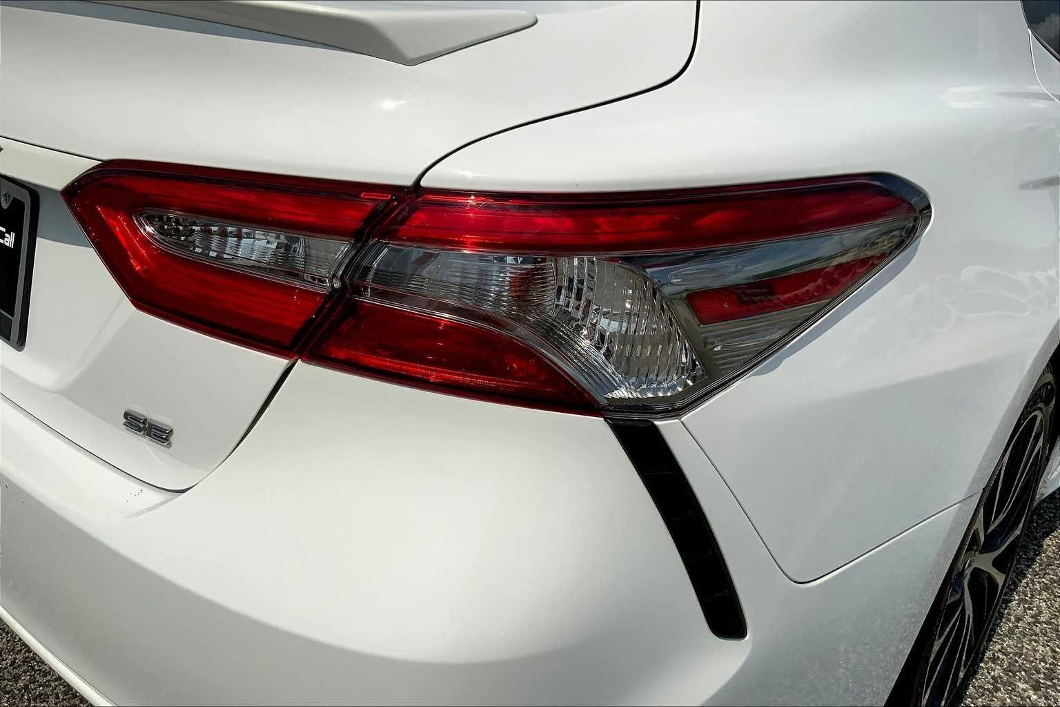 Used 2018 Super White Toyota SE image 29