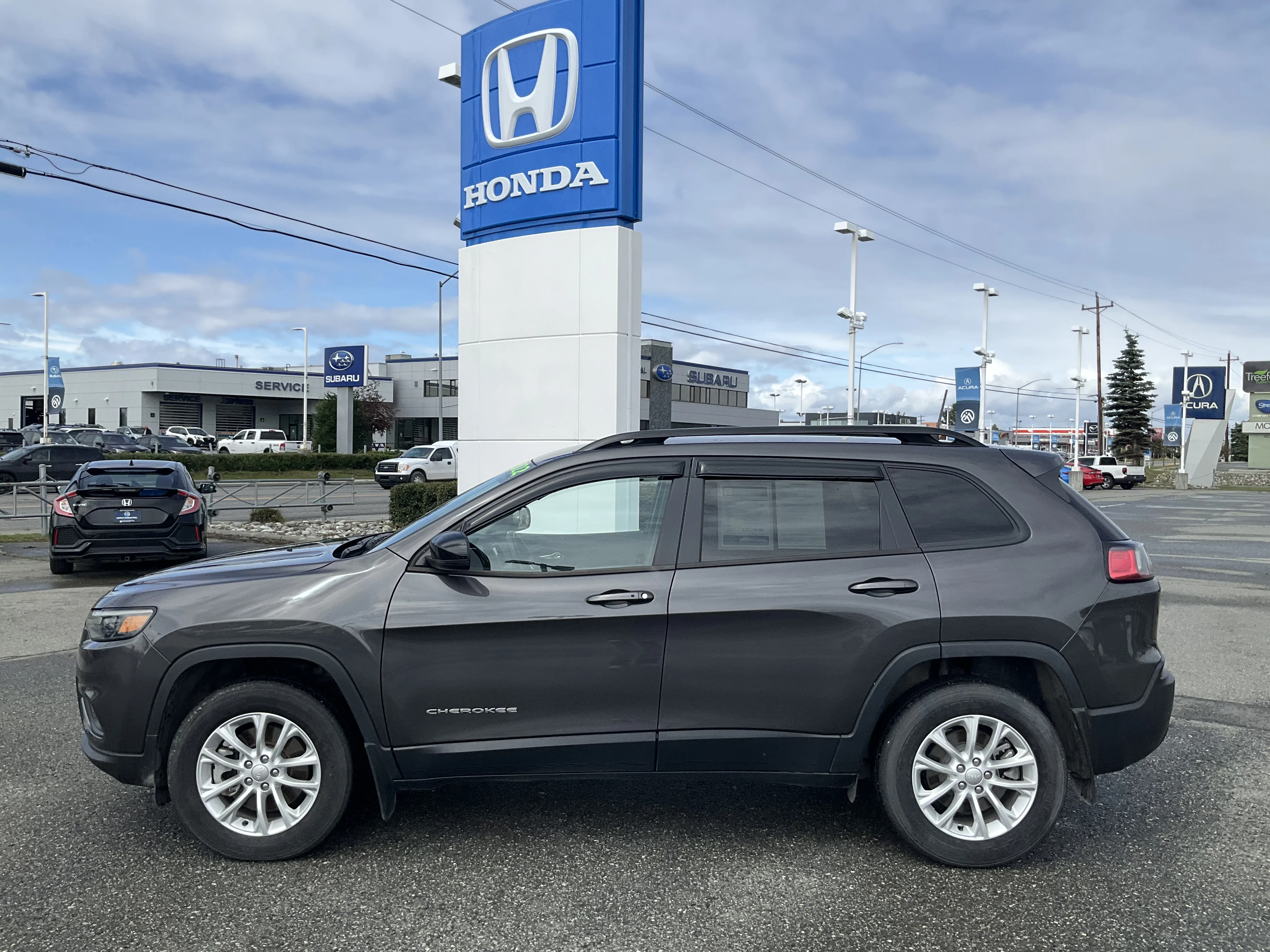 Used 2022 Gray Jeep Latitude Lux image 3