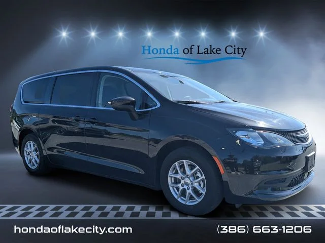 2023 Chrysler Voyager LX's photo