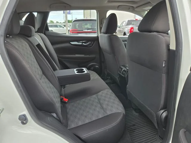 Used 2018 White Nissan  image 19