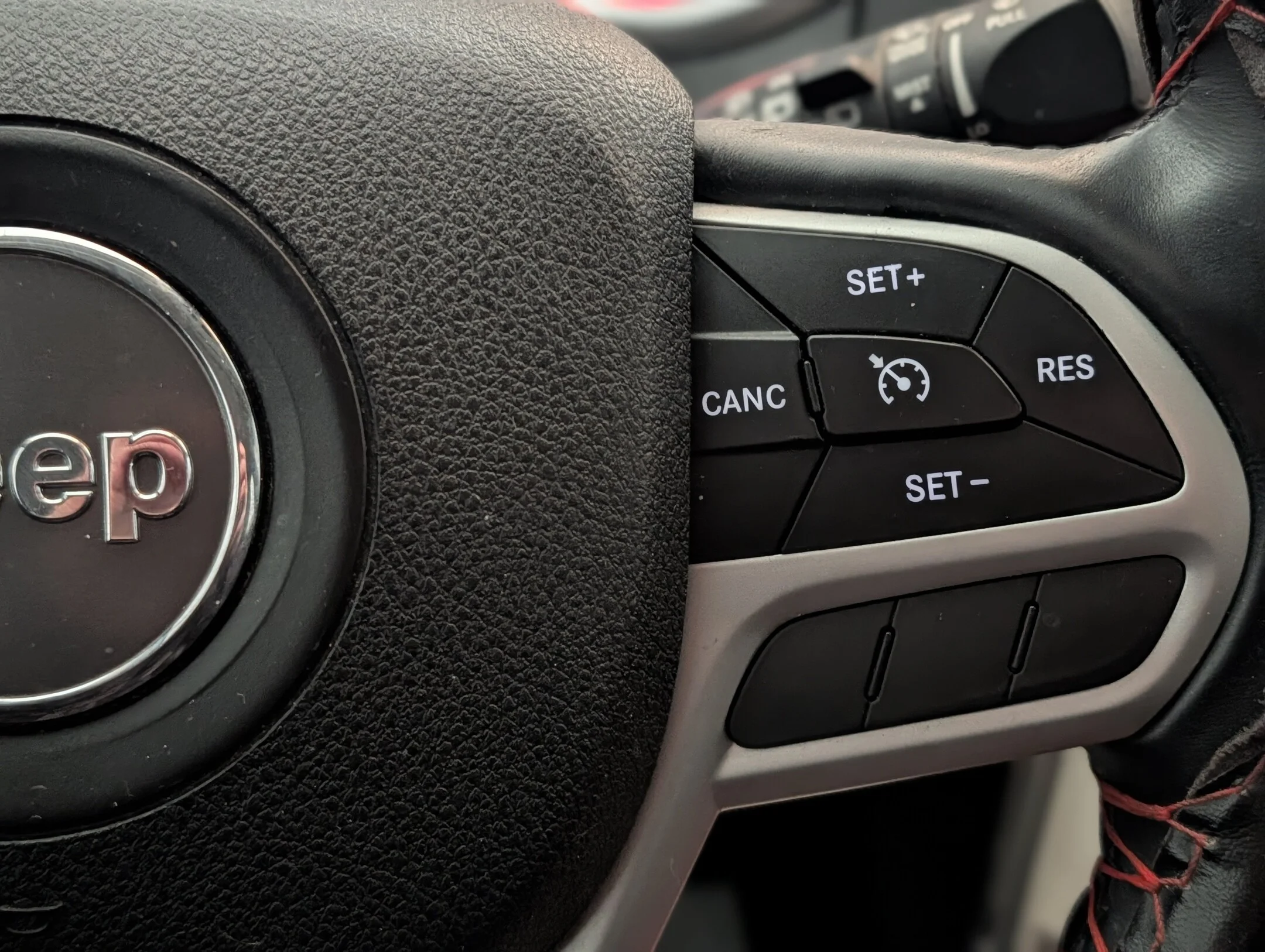 Used 2017 Grey Jeep Trailhawk - Leather - Uconnect 8.4 Touchscree - 4WD 4dr Trailhawk image 18