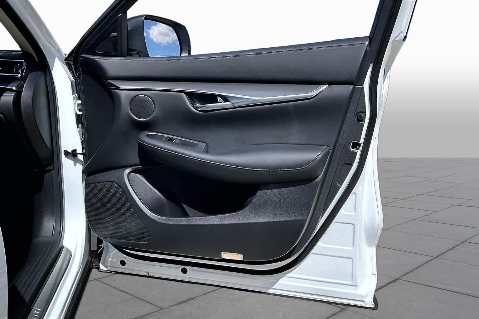 Used 2025 Radiant White INFINITI LUXE image 21