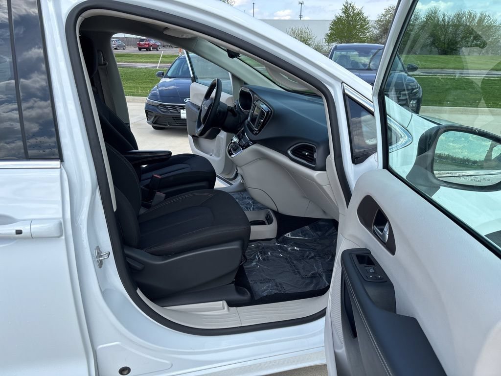 2024 Chrysler Voyager LX - Photo 30