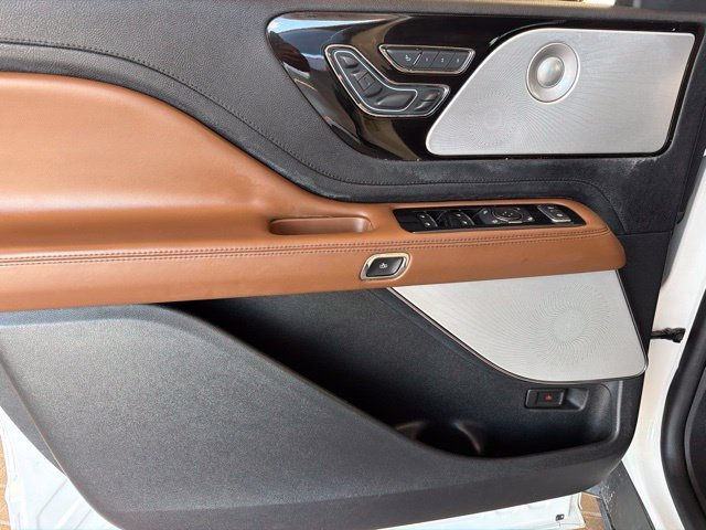 Used 2022 White Lincoln Grand Touring image 11