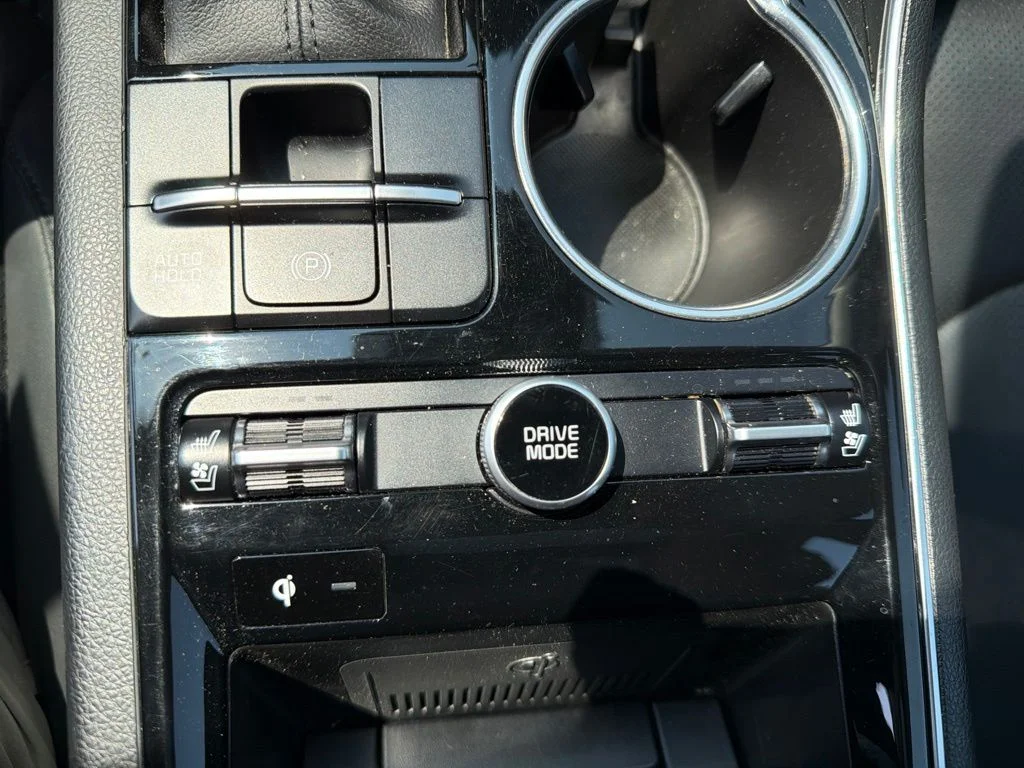 Used 2021 White Kia EX image 18