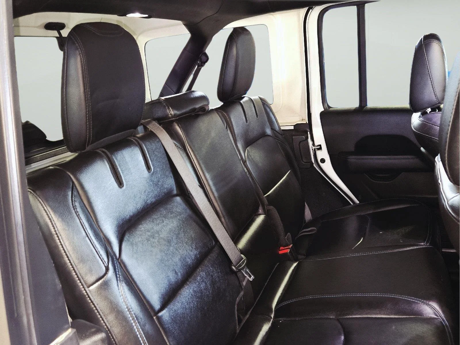 Used 2022 Bright White Clearcoat Jeep Unlimited Rubicon image 38