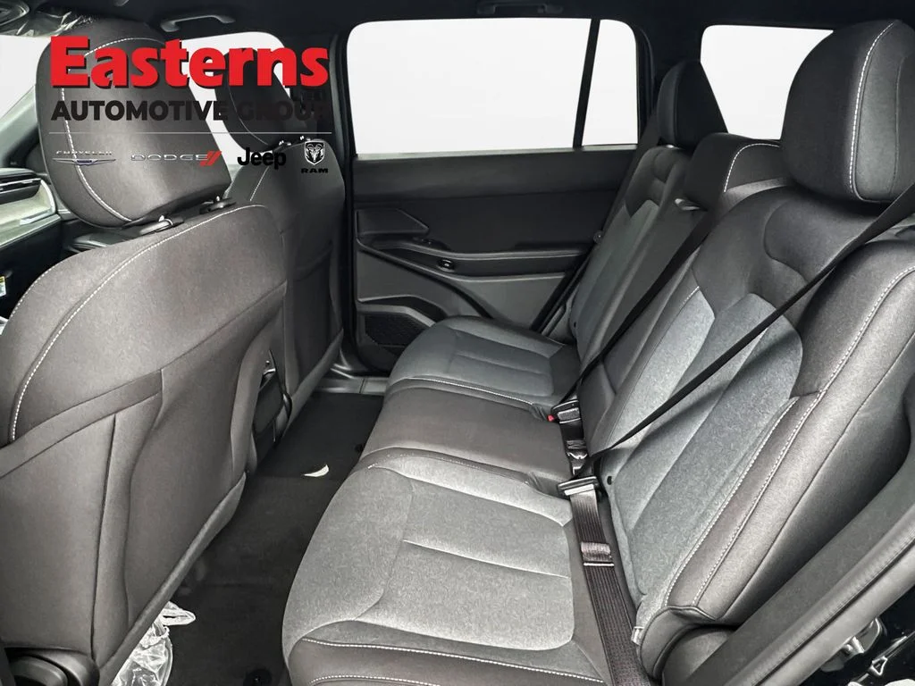 New 2026 Diamond Black Crystal Pearl-Coat Exterior Paint Jeep Base image 18