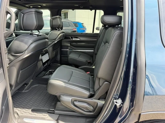 New 2026 Fathom Blue Pearl-Coat Exterior Paint (Late Availability) Jeep Summit Obsidian image 11