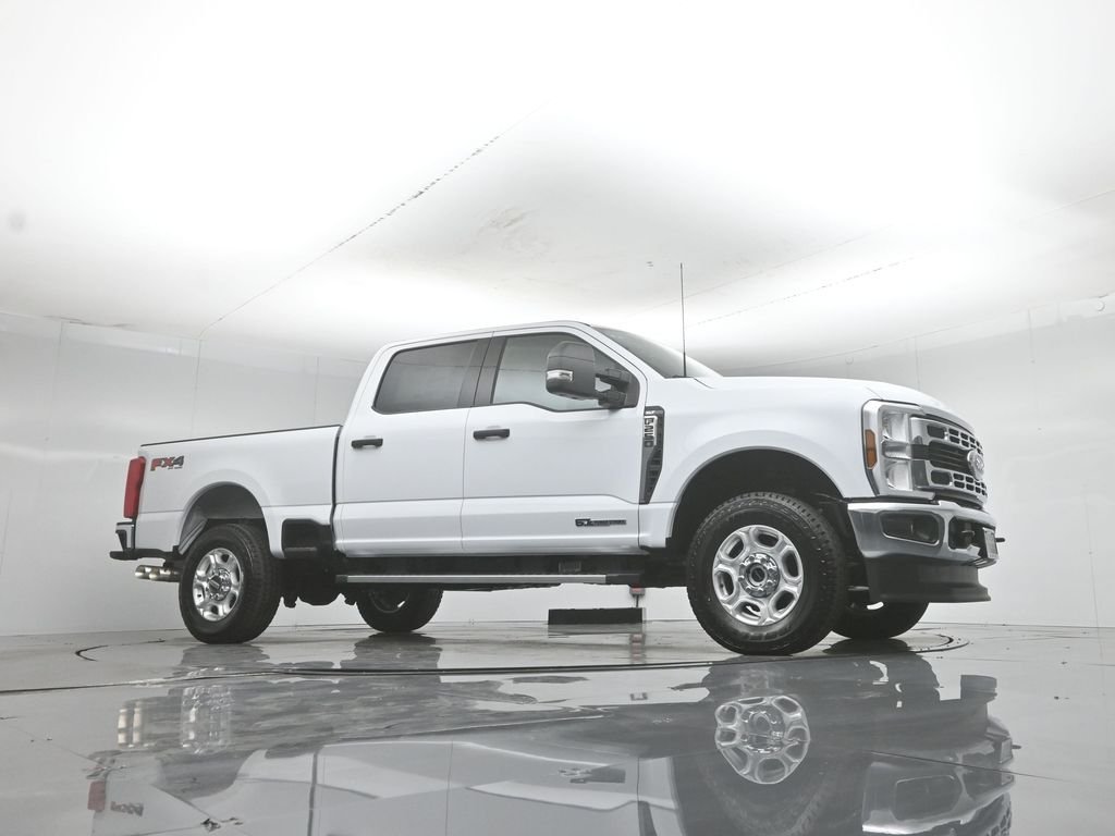 New 2026 Oxford White Ford XLT image 3