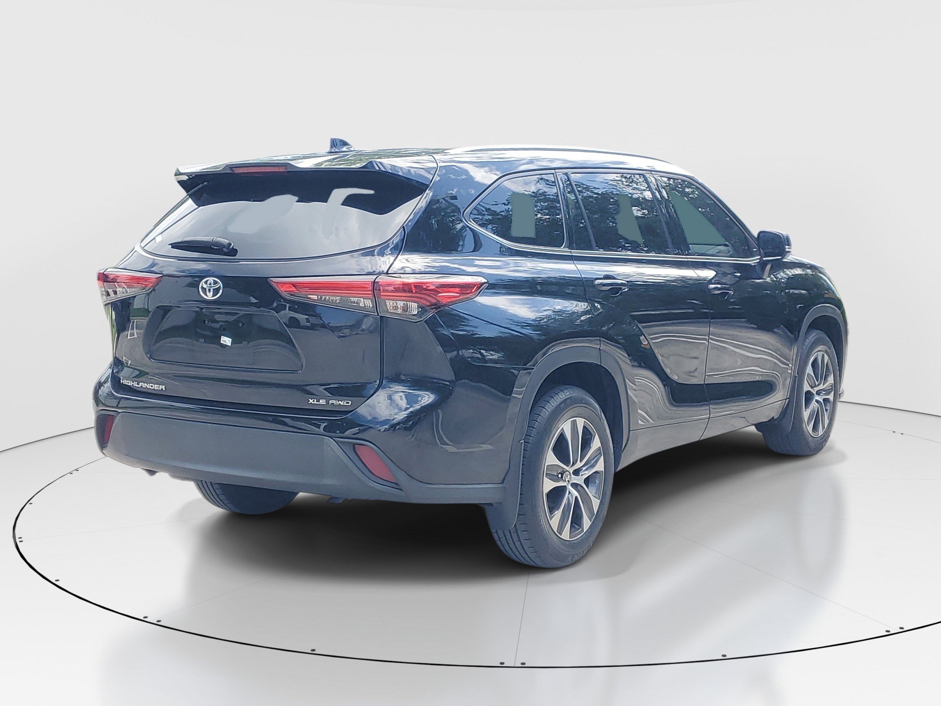 Used 2022 Midnight Black Metallic Toyota XLE image 3