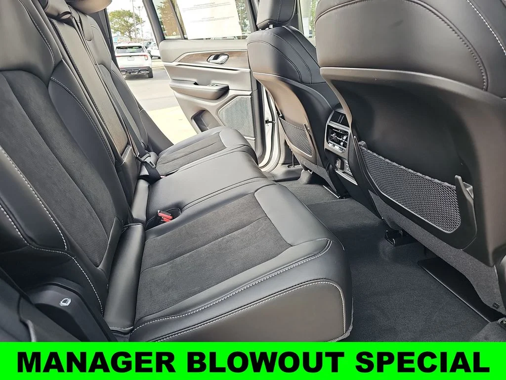New 2026 Bright White Clear-Coat Exterior Paint Jeep Altitude image 11
