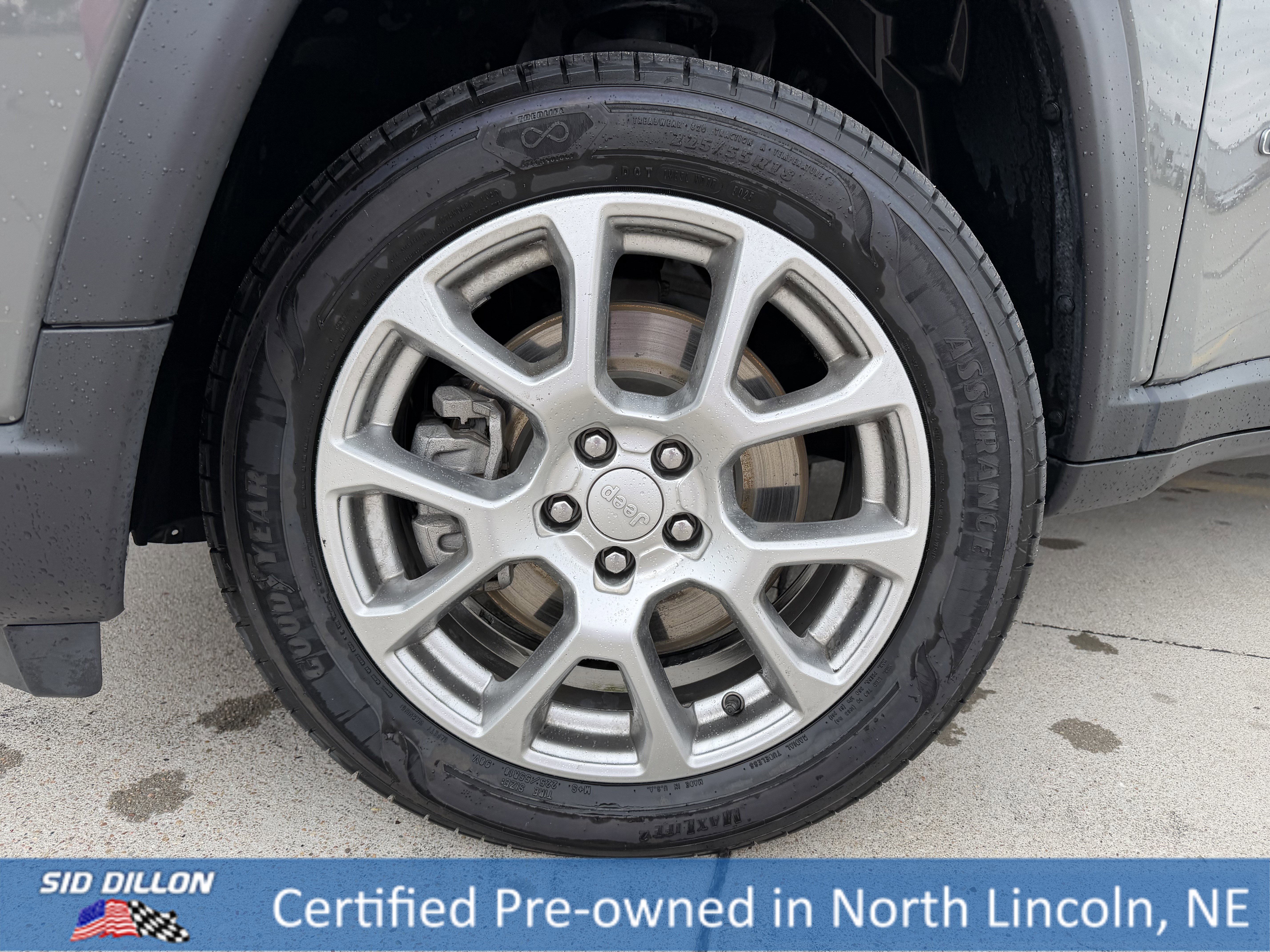 Used 2023 Sting-Gray Clearcoat Jeep Latitude Lux image 9