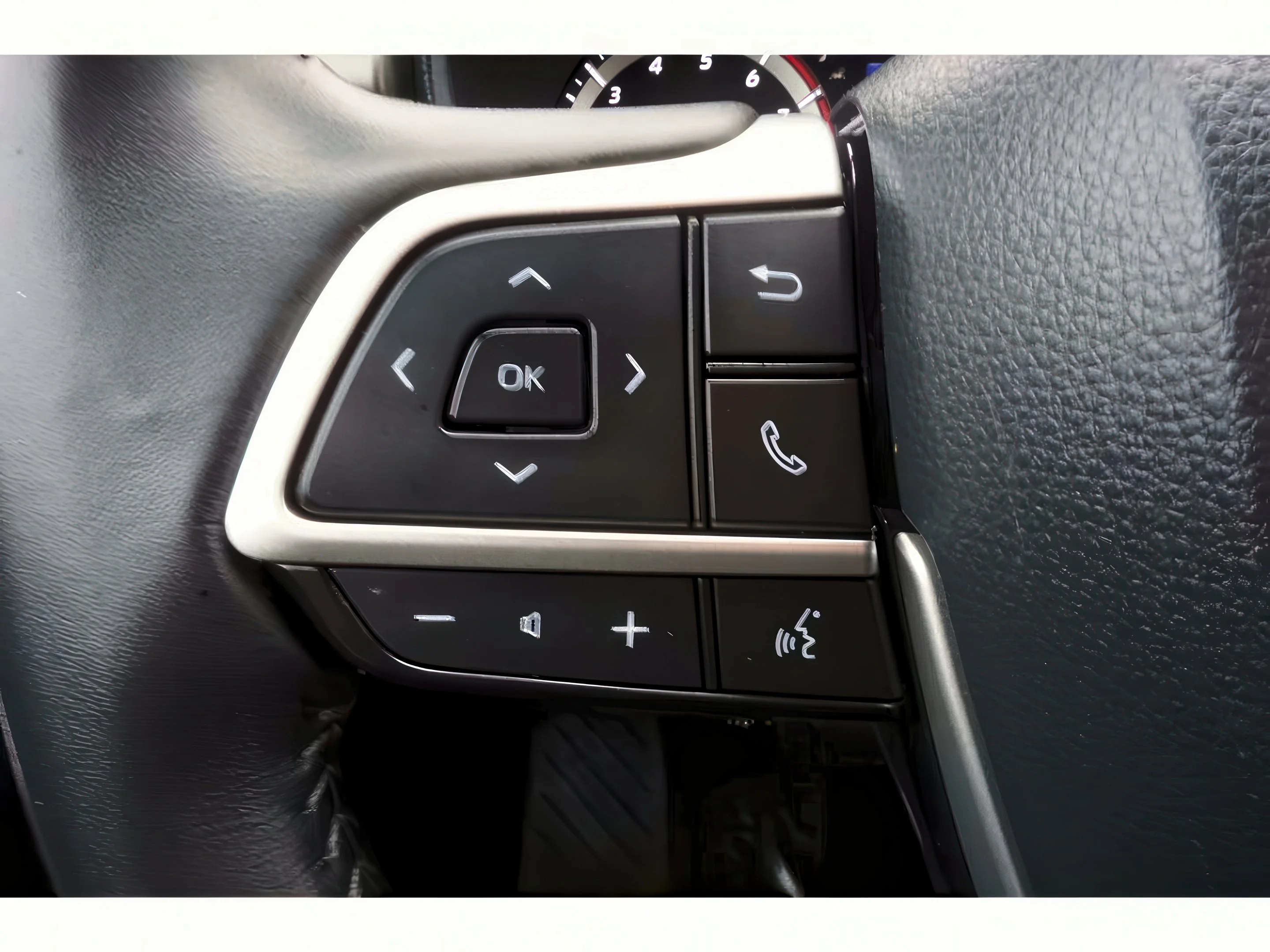 2024 Toyota Highlander LE - Photo 16