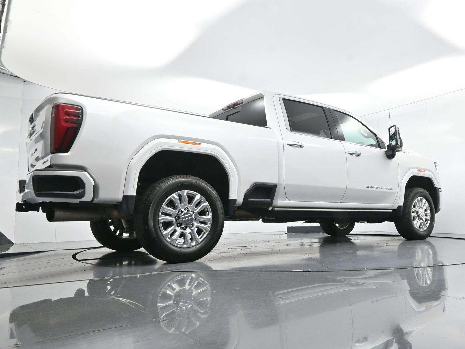 Used 2025 White Frost Tricoat GMC Denali image 47