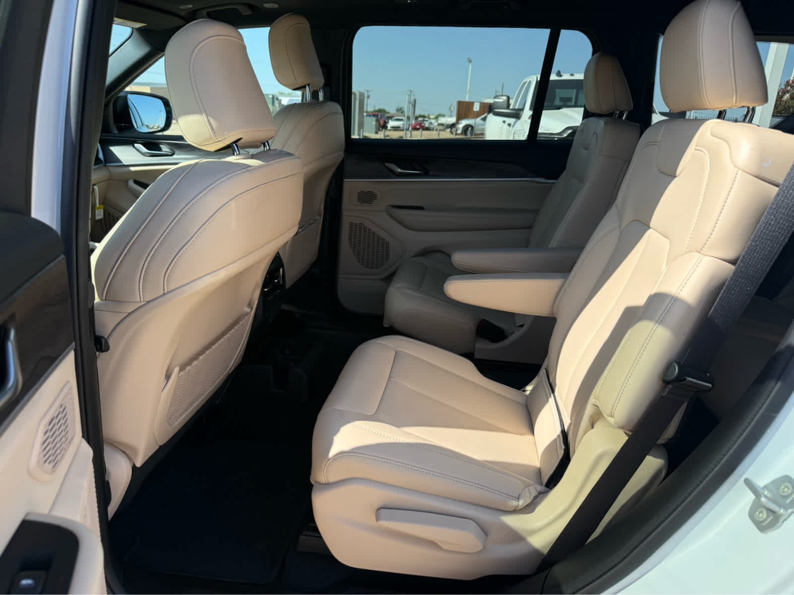 New 2026 Bright White Clear-Coat Exterior Paint Jeep Limited image 11