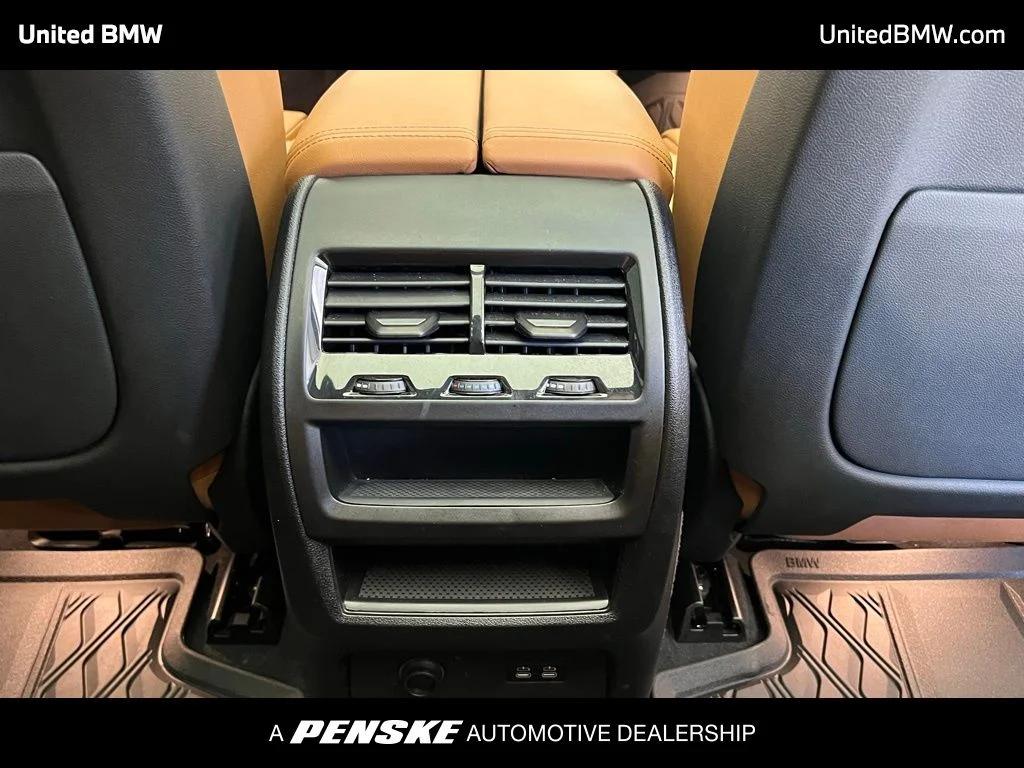 Used 2025 White Metallic BMW xDrive40i image 9