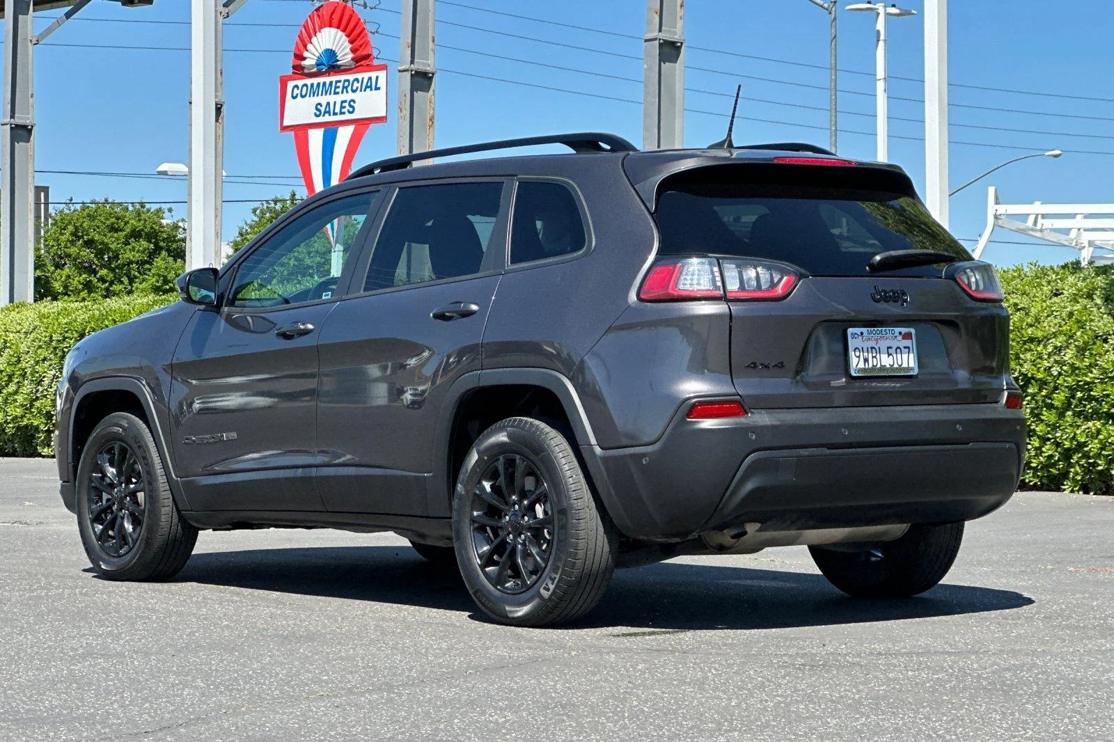 Used 2023 Granite Crystal Metallic Clearcoat Jeep Altitude Lux image 6