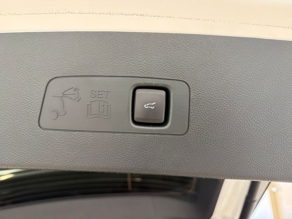 Used 2022 White Lincoln Standard image 31