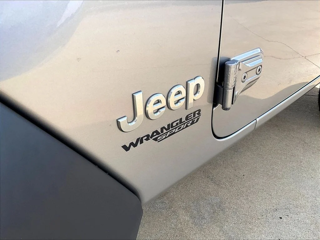 Used 2019 Silver Jeep Sport S image 25