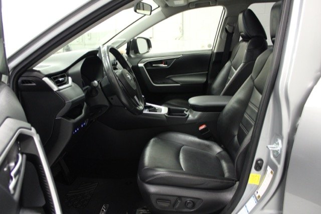 Certified Used 2019 Silver Toyota Xle premium image 13