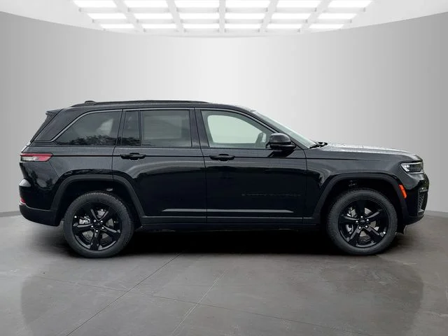 New 2026 Diamond Black Crystal Pearl-Coat Exterior Paint Jeep Limited image 8