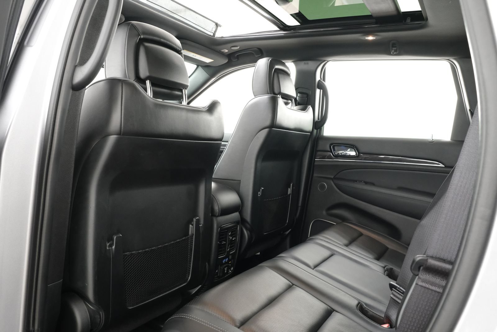 Used 2020 Billet Silver Metallic Clearcoat Jeep Overland image 34