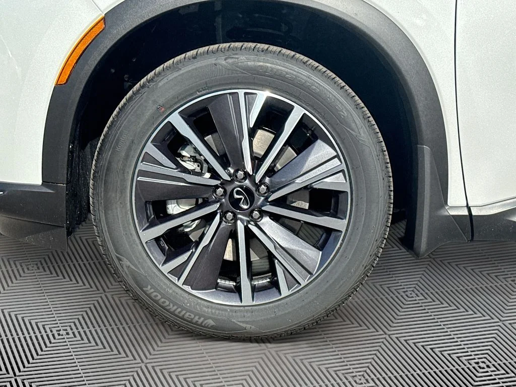 Used 2027 White INFINITI LUXE image 34