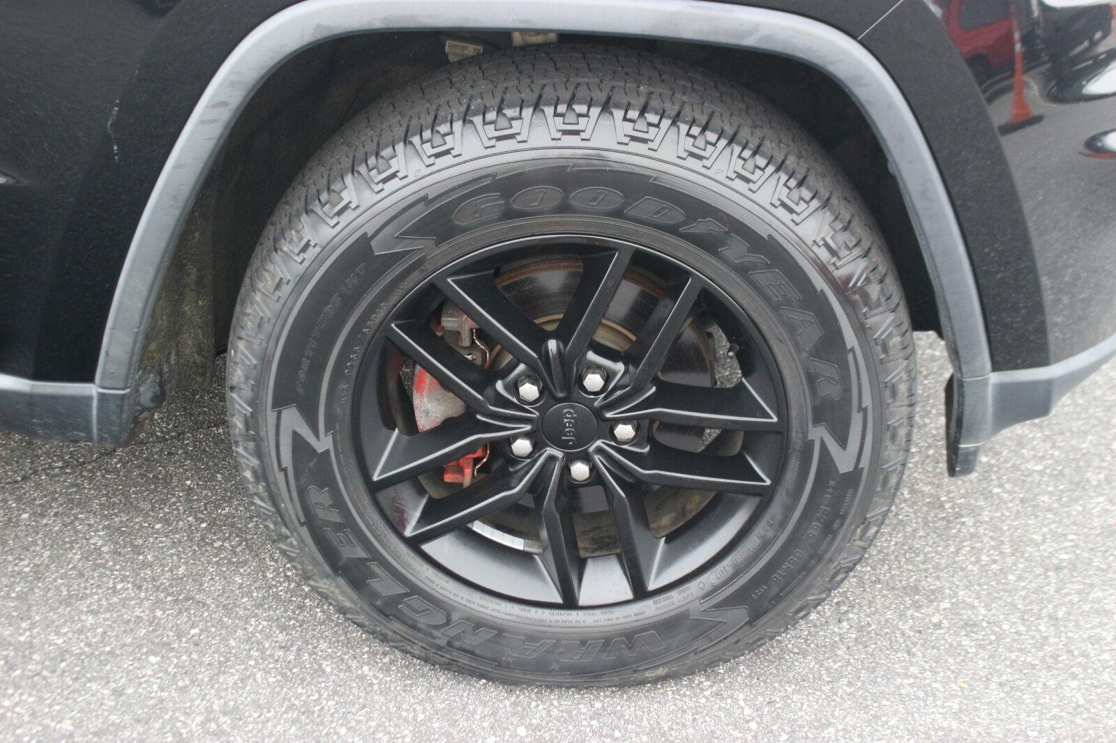 Used 2018  Jeep Laredo E image 30