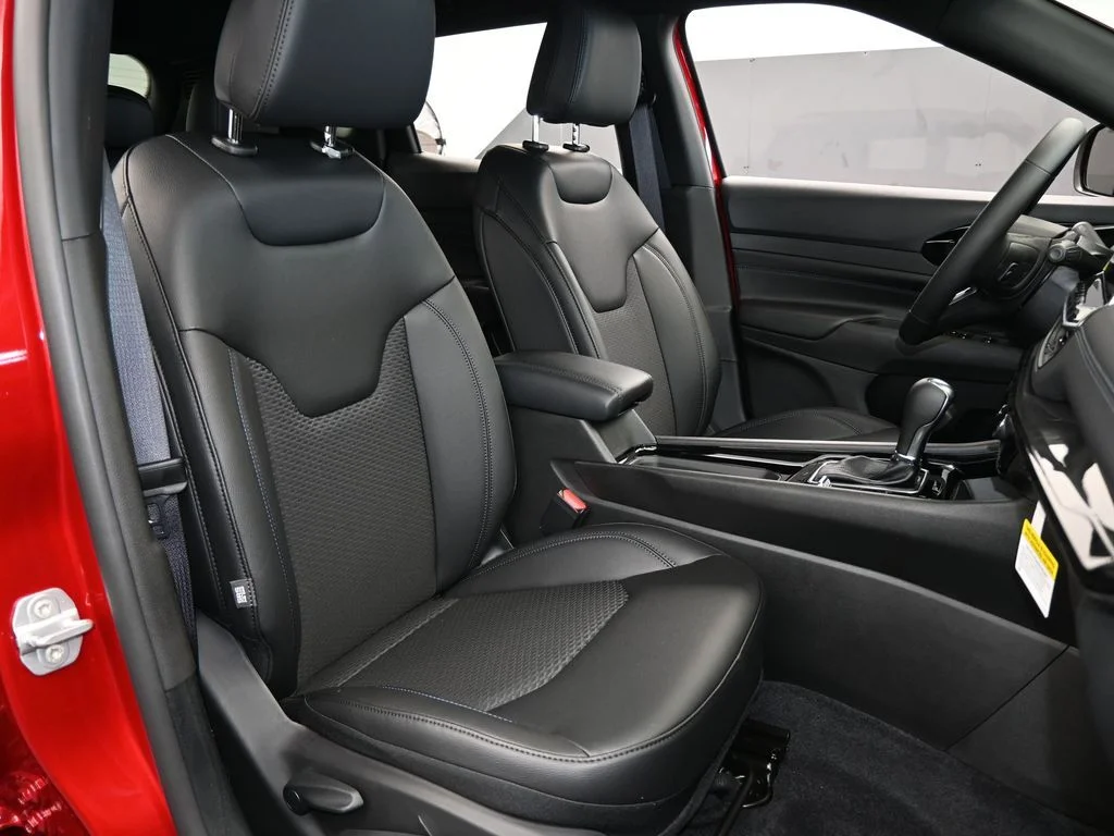 New 2026 Red Hot Pearlcoat Jeep Latitude image 35
