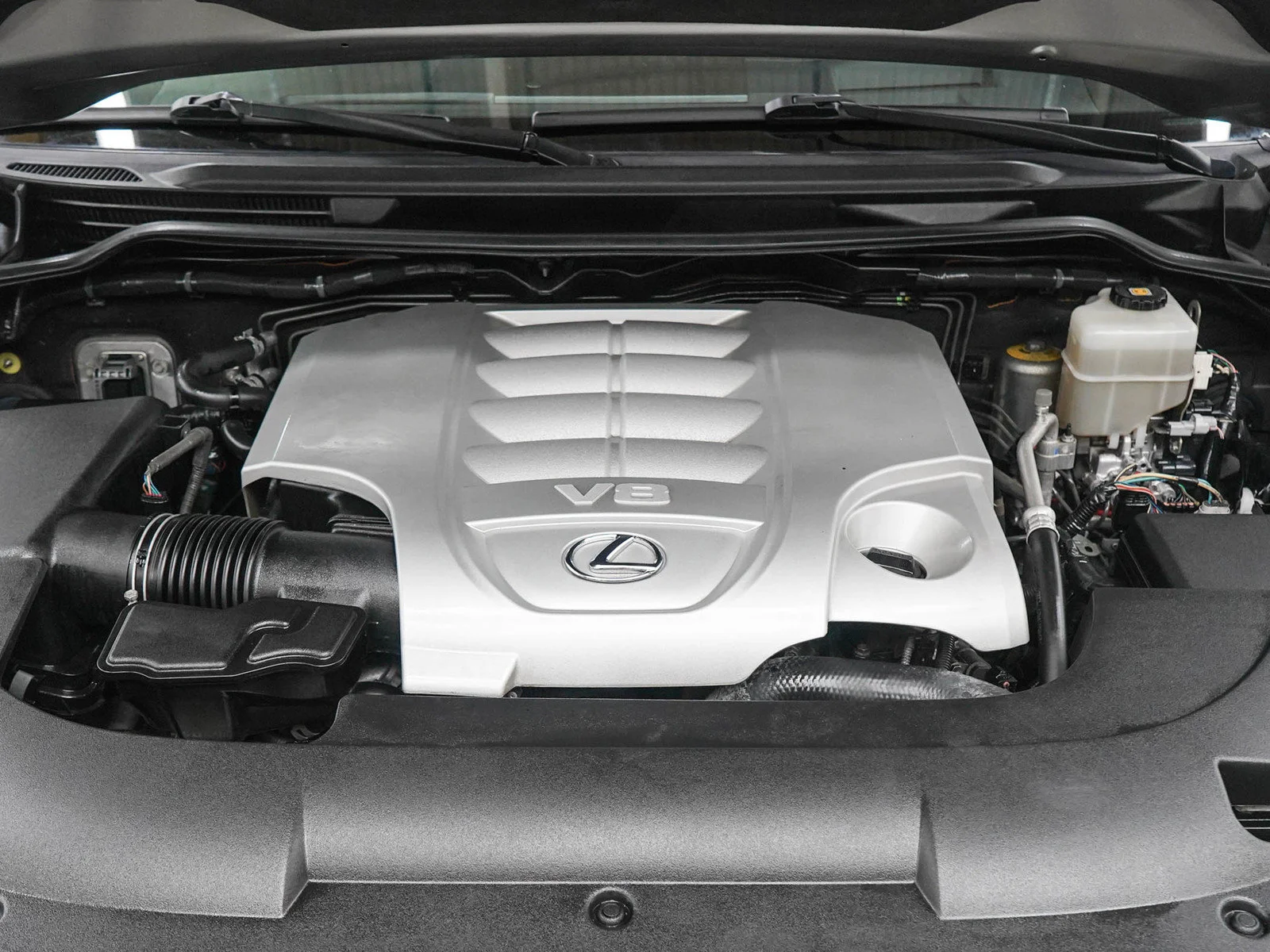 Used 2018 Silver Lexus 570 image 37