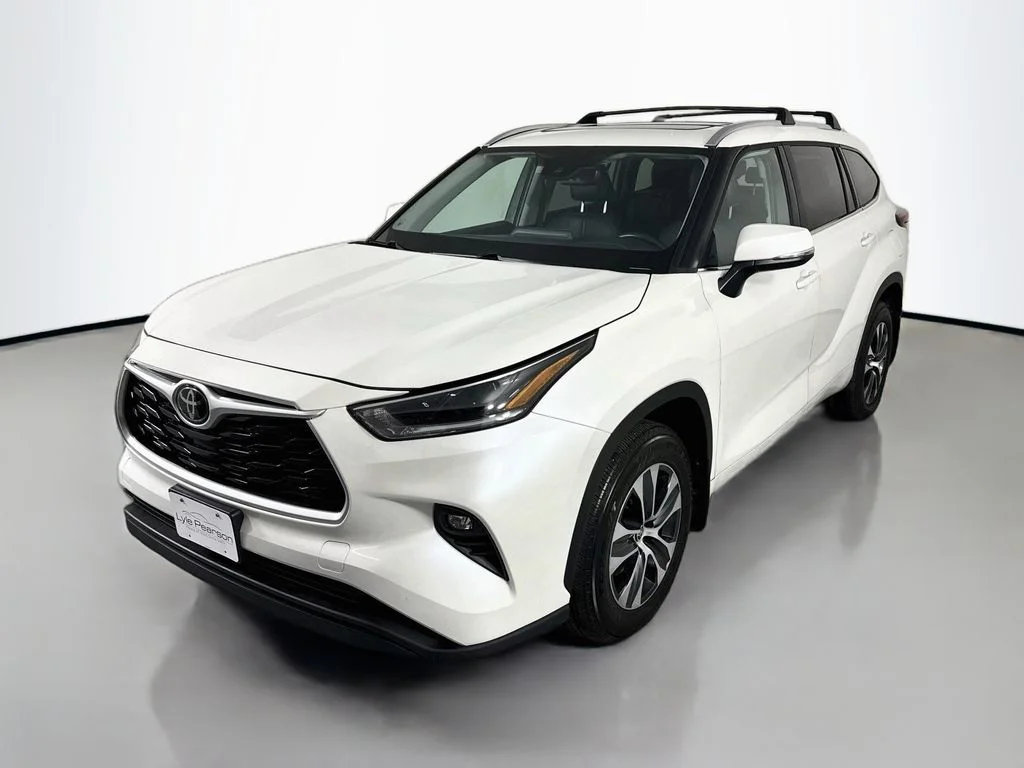 Used 2021 Blizzard Pearl Toyota XLE image 1