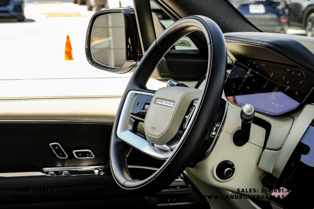 Used 2022 White Land Rover SE image 14