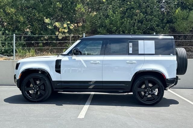 New 2026 White Land Rover X-Dynamic SE image 2