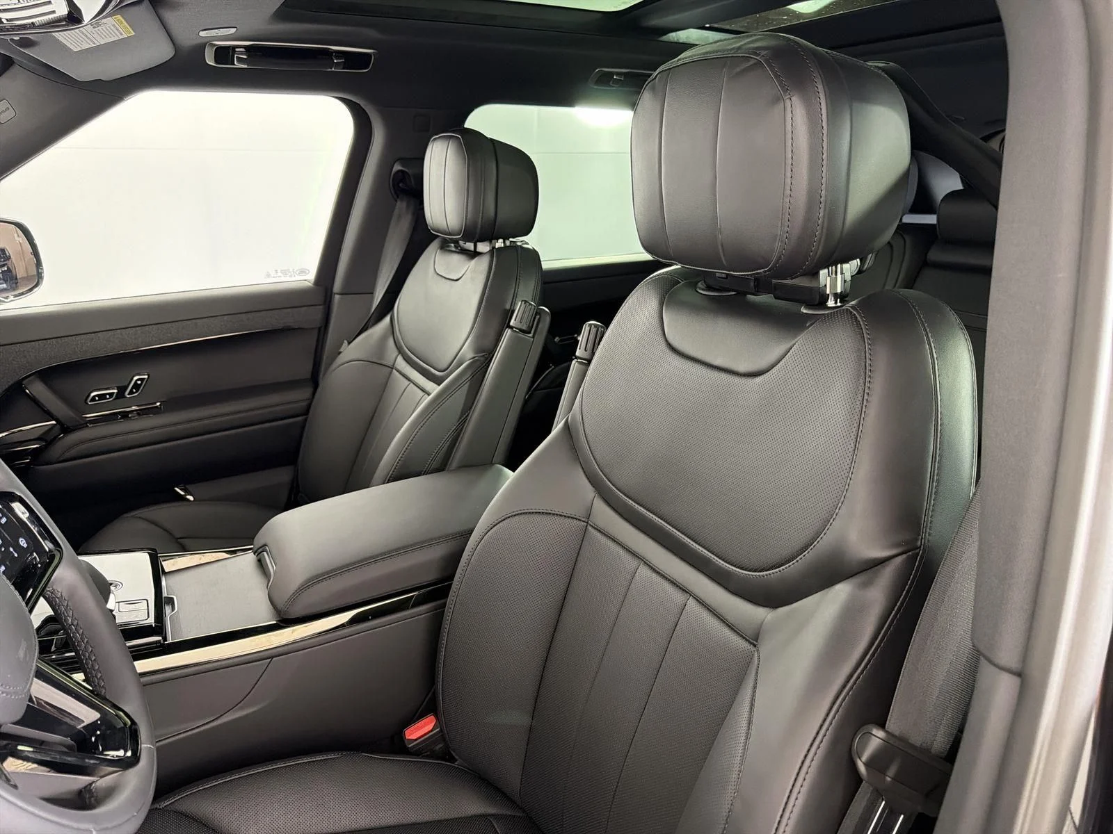 New 2026 Santorini Black Land Rover Dynamic SE image 25