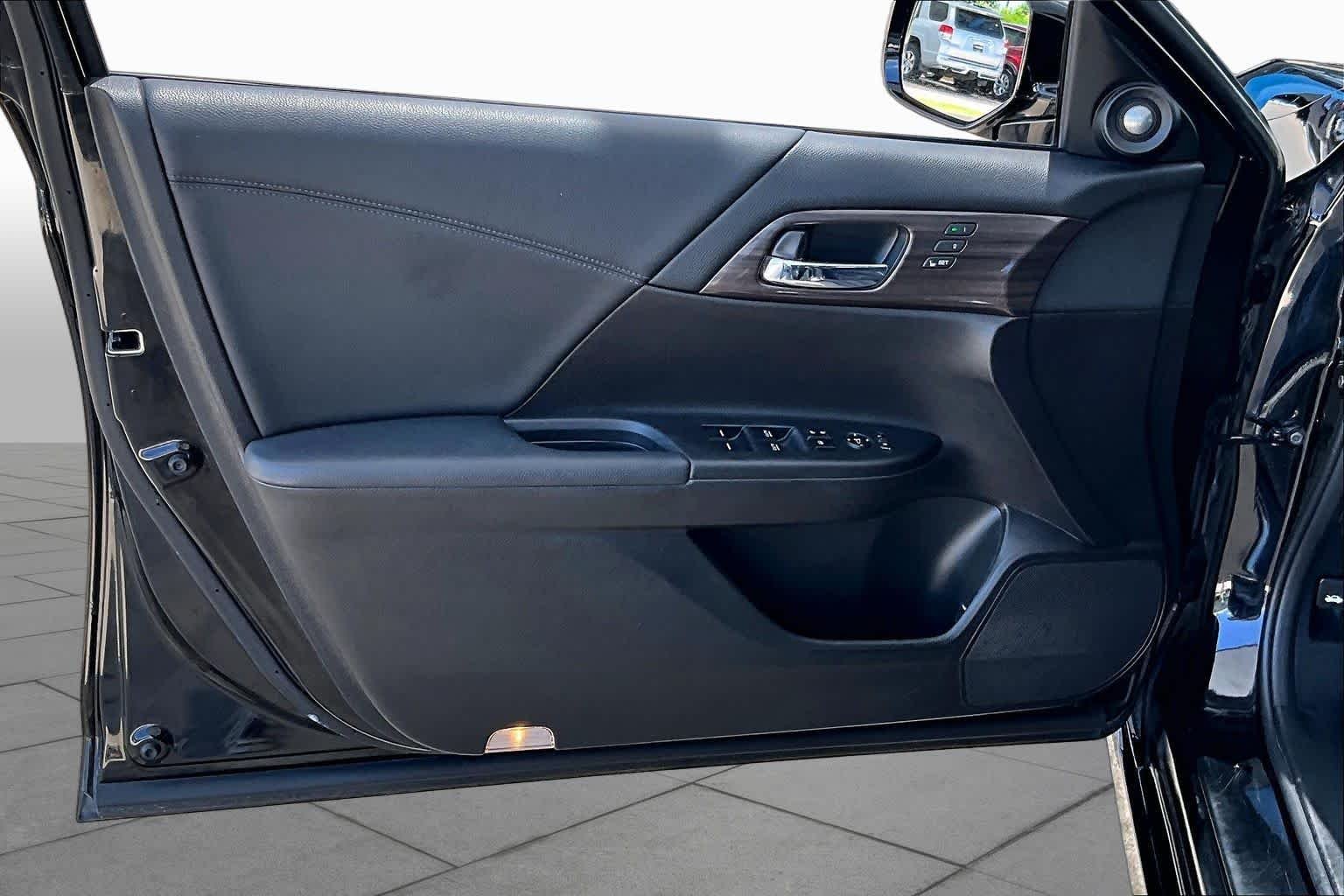 Used 2017 Crystal Black Pearl Honda Touring image 22