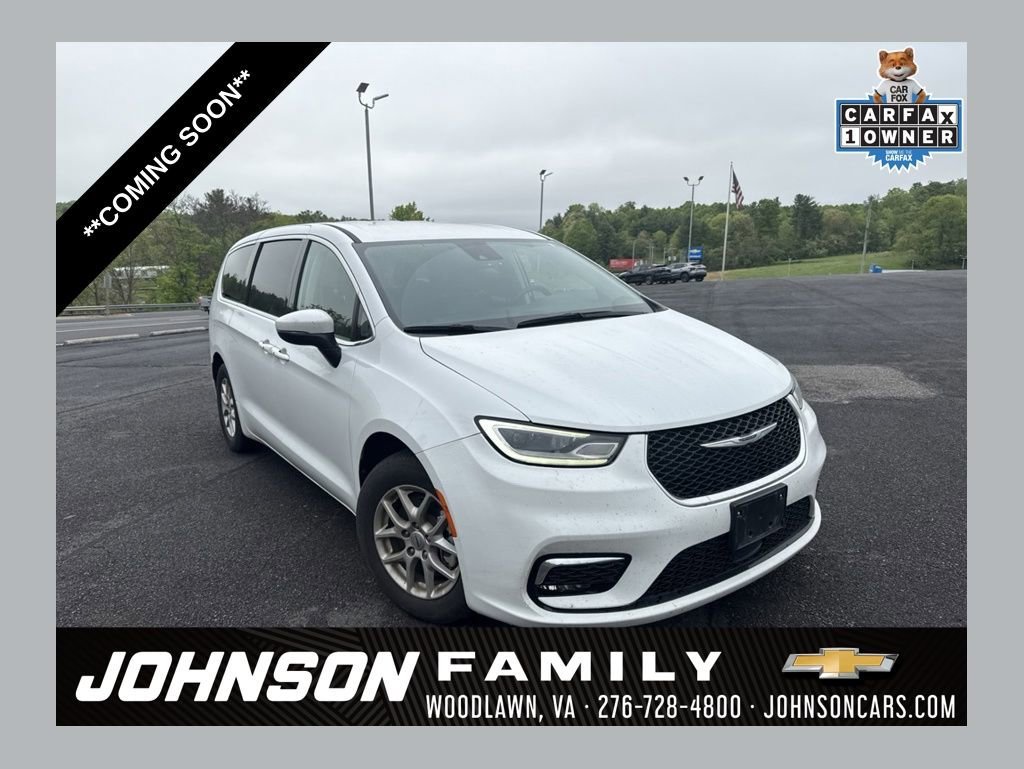 2023 Chrysler Pacifica Touring L's photo
