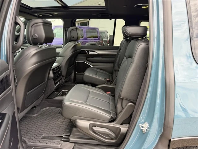 New 2026 Steel Blue Exterior Paint Jeep Limited Reserve image 11