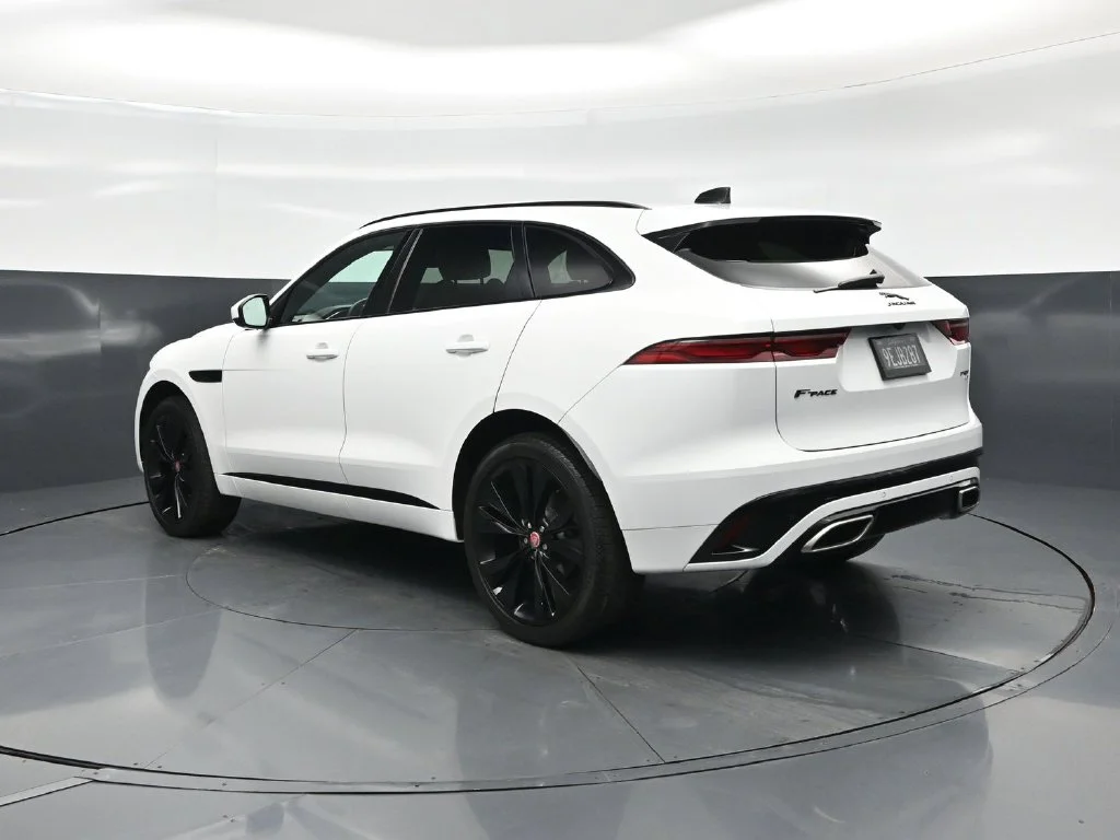 Used 2023  Jaguar P400 R-Dynamic S image 5