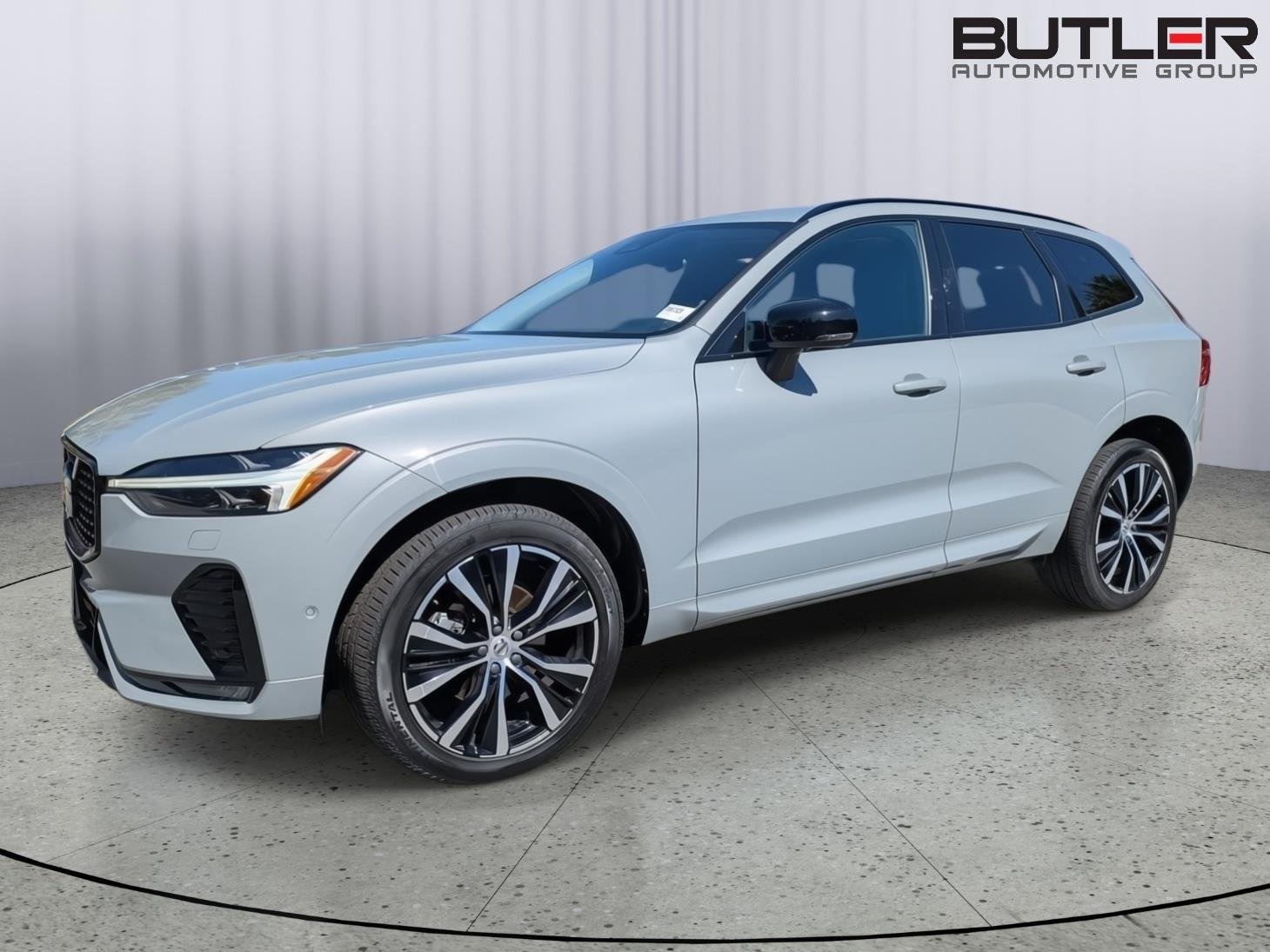 Used 2024 Vapour Grey Metallic Volvo Plus Dark Theme image 4