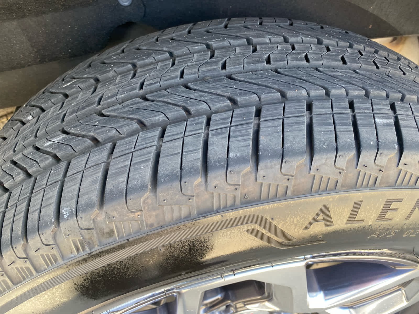 Used 2025 White Frost Tricoat GMC SLT image 30