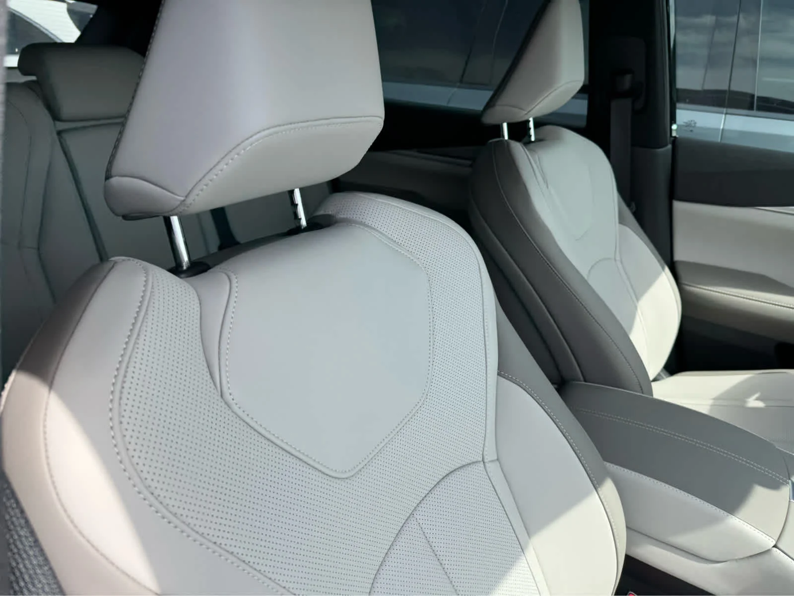 New 2027 BLACK OBSIDIAN INFINITI Luxe AWD image 9