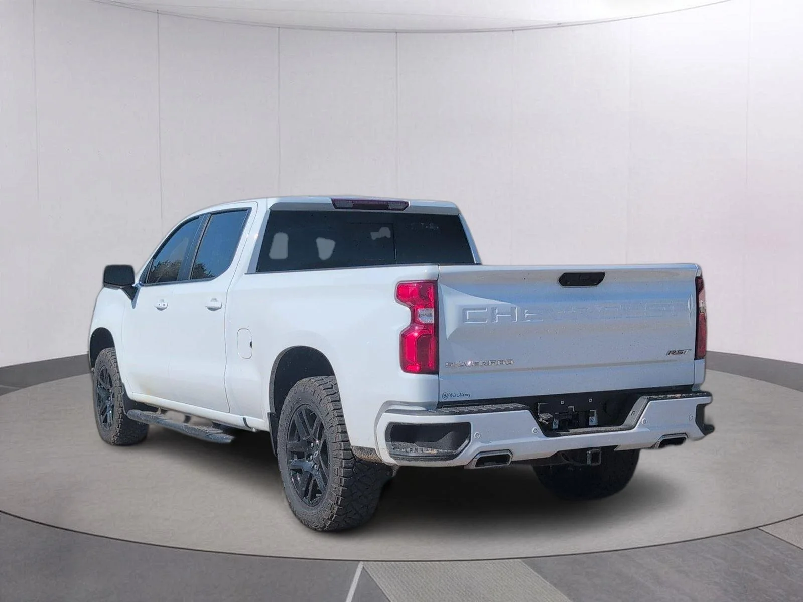 Used 2025 Summit White Chevrolet RST image 3