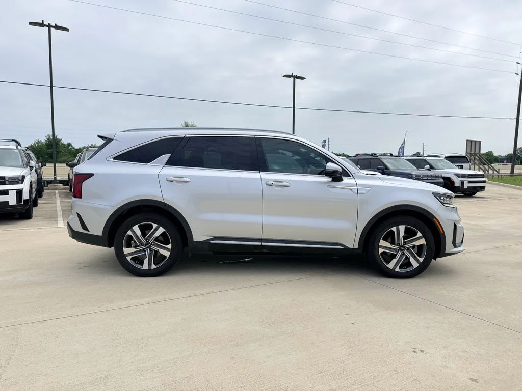 Used 2023 Silky Silver Kia SX Prestige image 5