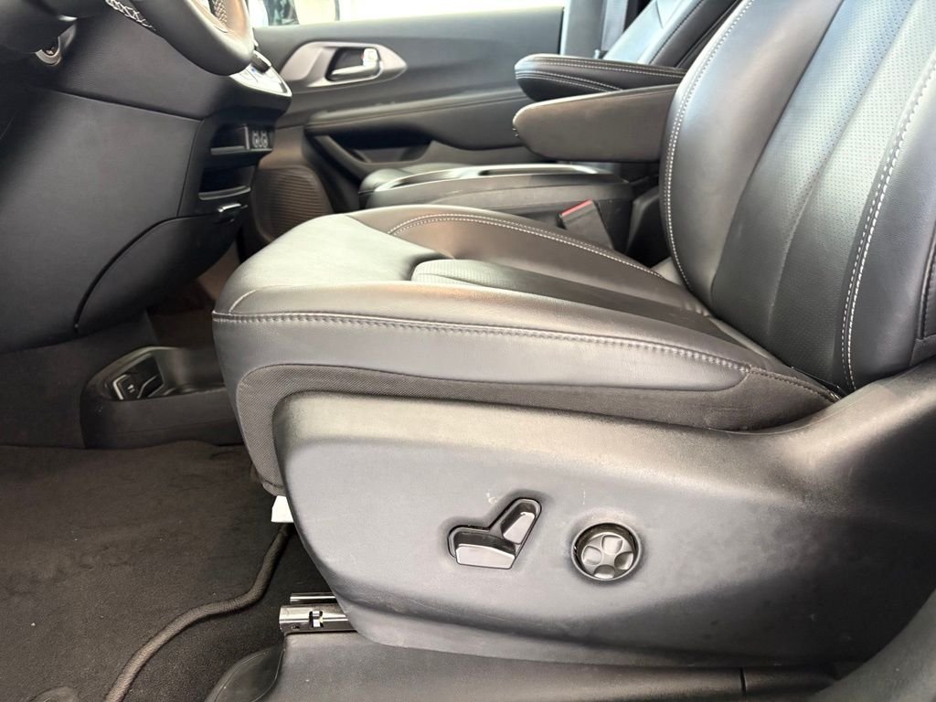 Used 2025 White Chrysler Select image 30