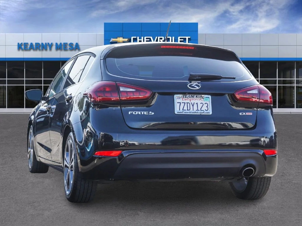 Used 2016 Black Kia EX image 4
