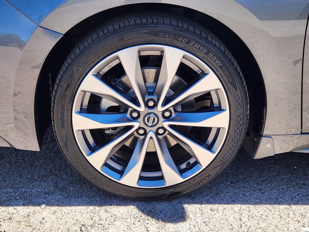 Certified Used 2022 Gray Nissan Platinum image 9