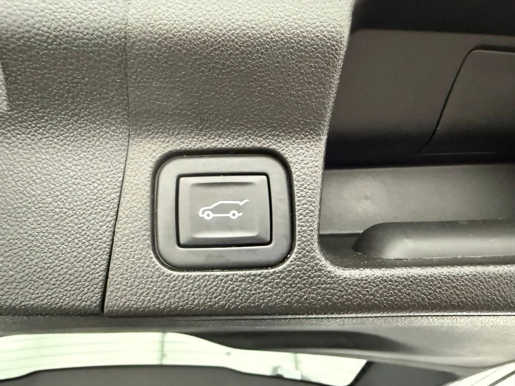 Used 2023 White GMC SLT image 11