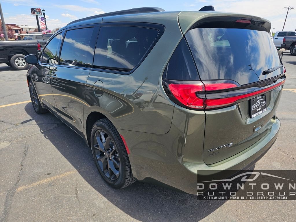 New 2027 Olive Green Pearl-Coat Exterior Paint Chrysler Limited image 5