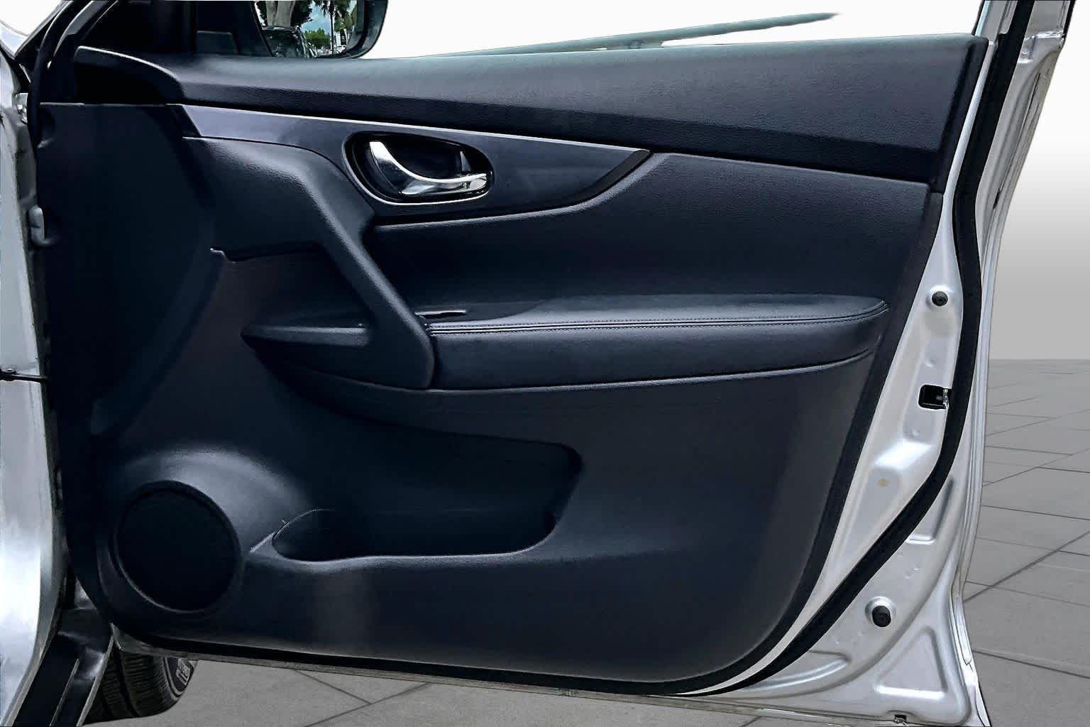 Used 2020 Brilliant Silver Metallic Nissan SV image 27