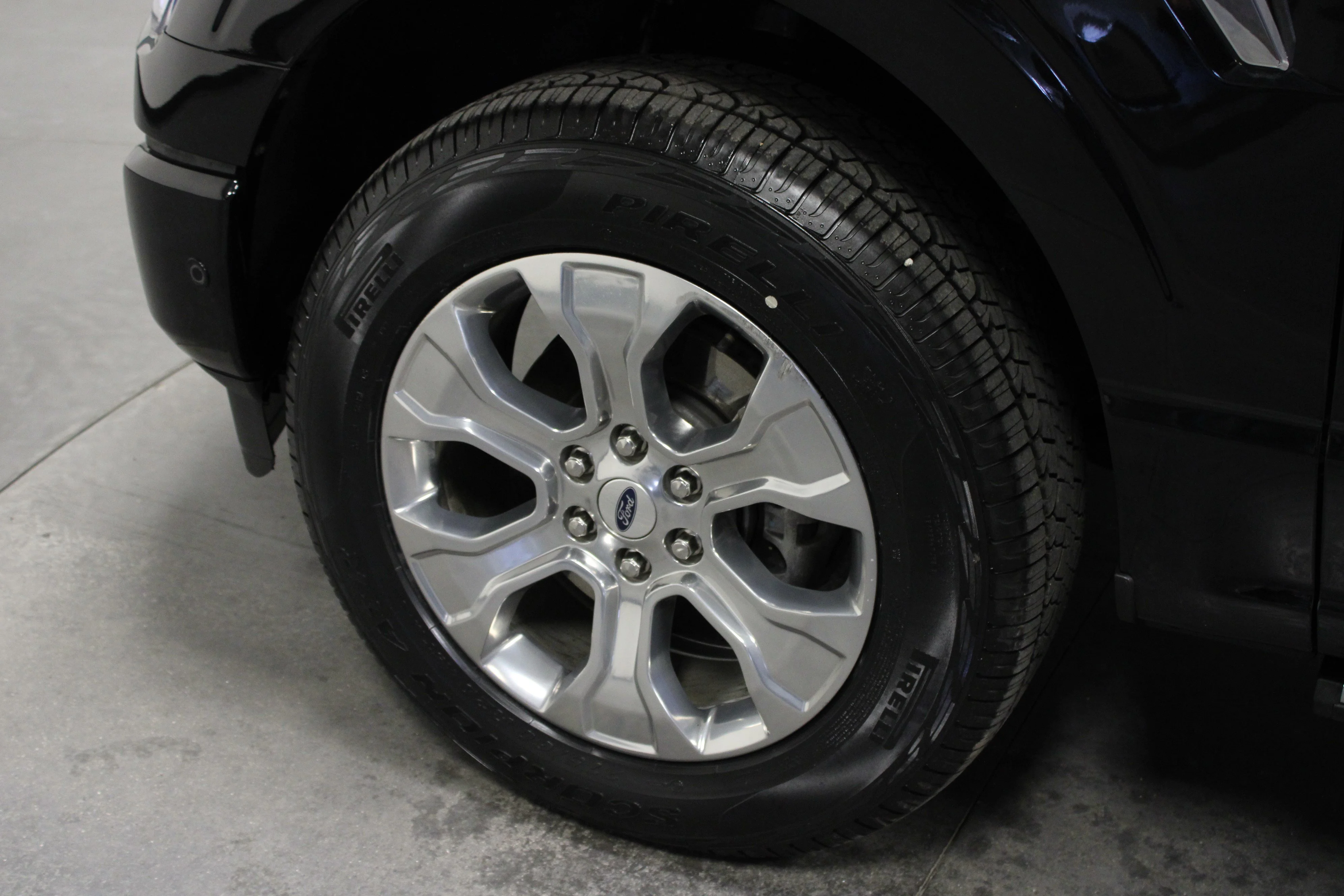 Used 2022 Black Metallic Ford Platinum image 10